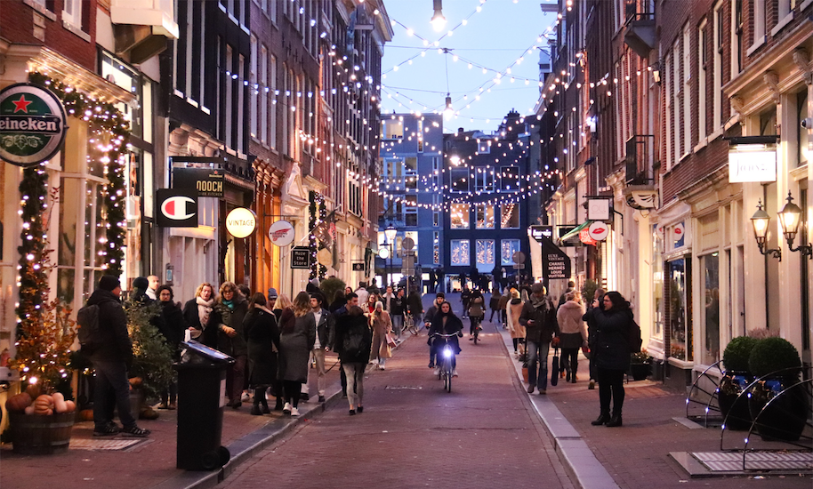 La via dello shopping Negen Straatjes con le luci di Natale sulle case