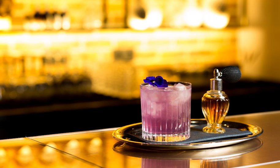 Cocktail rosa serviti su un vassoio d'argento nel cocktail bar The Tailor